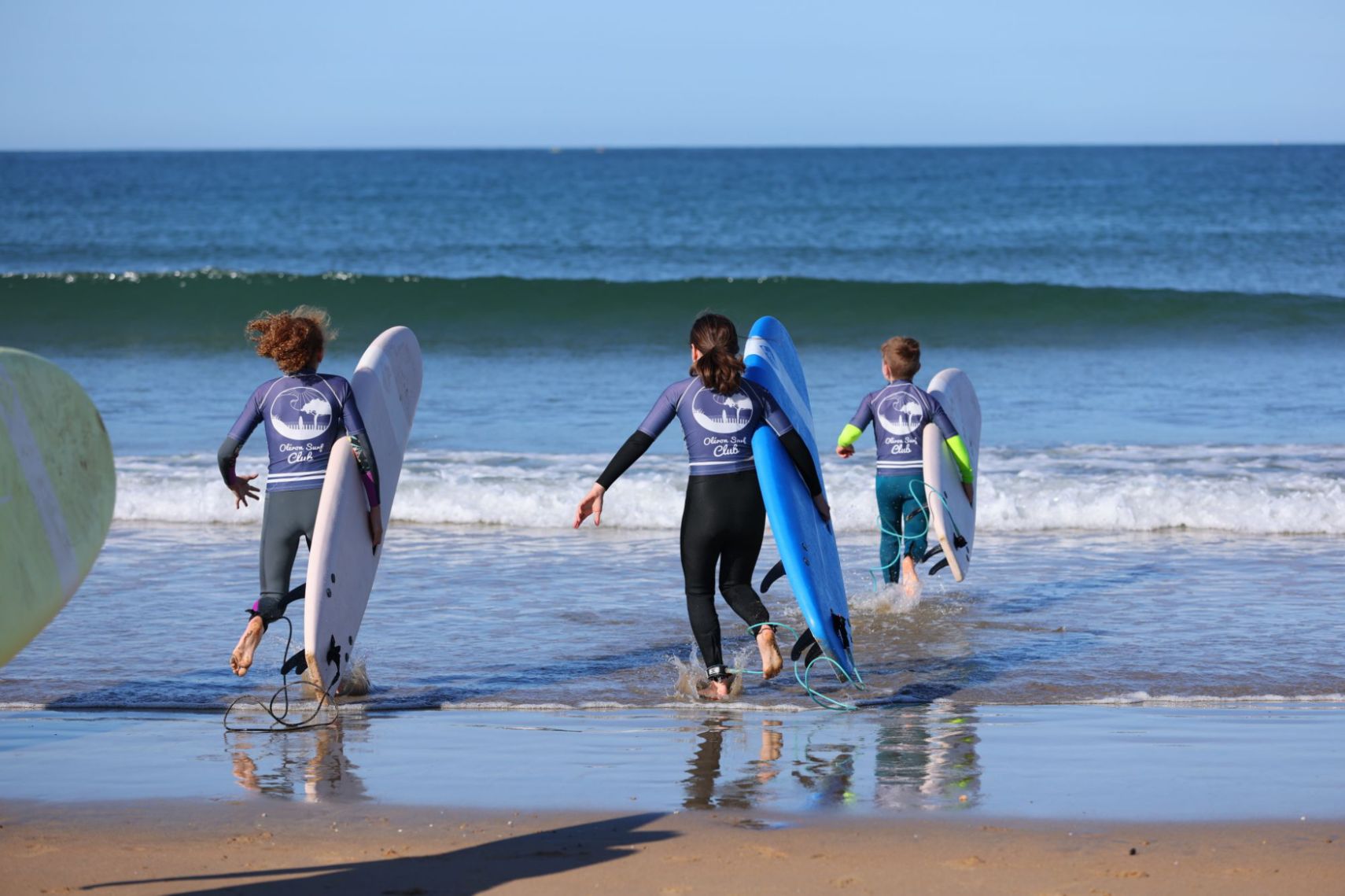 surfer avec le Club loisir d'Oléron Surf Club sur Oléron
